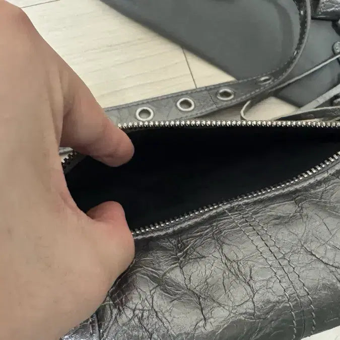 [BUNJANG] OS Le Cagole XS Silver Flap Bag / [OS] 발렌시아가 르 카골 플랩백  (크로스백) XS 실버 글레이