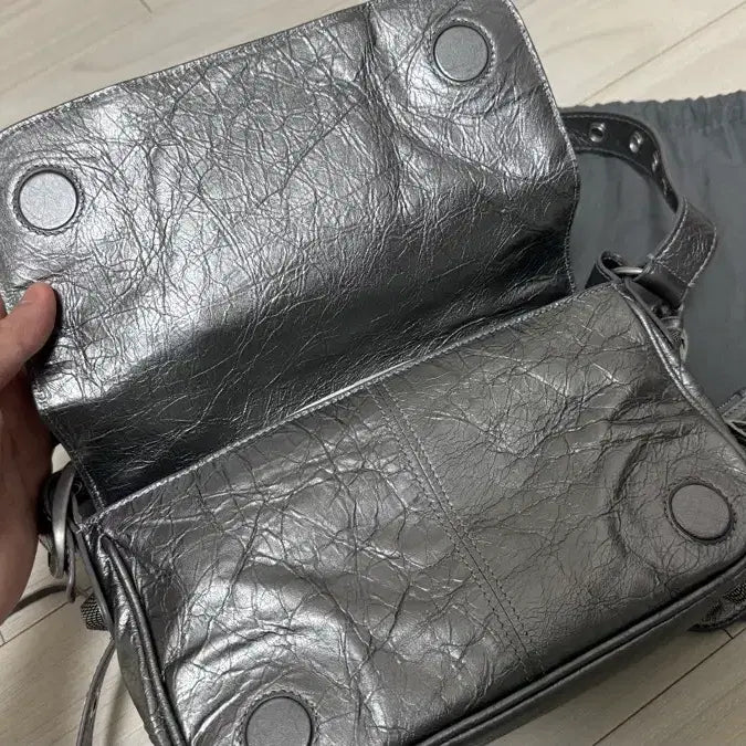 [BUNJANG] OS Le Cagole XS Silver Flap Bag / [OS] 발렌시아가 르 카골 플랩백  (크로스백) XS 실버 글레이