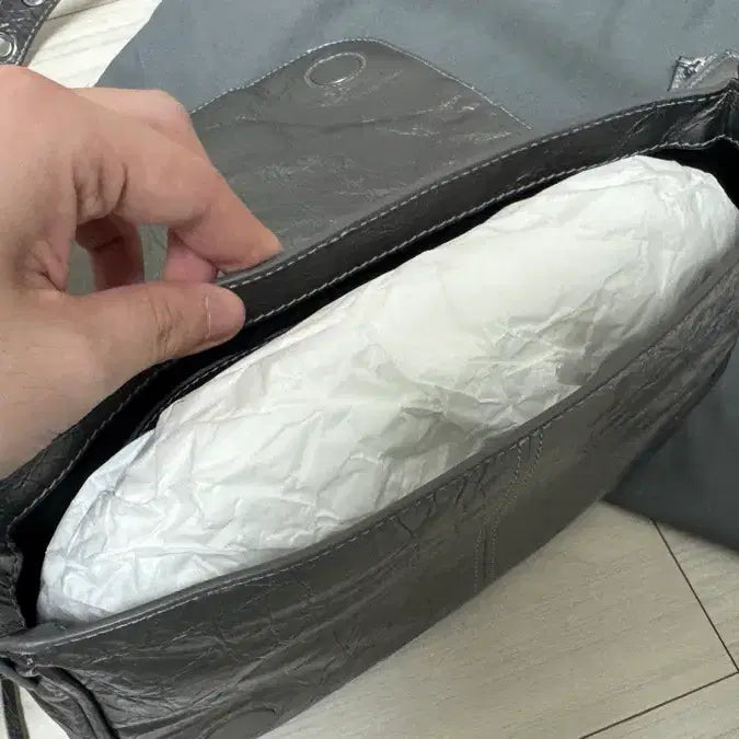 [BUNJANG] OS Le Cagole XS Silver Flap Bag / [OS] 발렌시아가 르 카골 플랩백  (크로스백) XS 실버 글레이