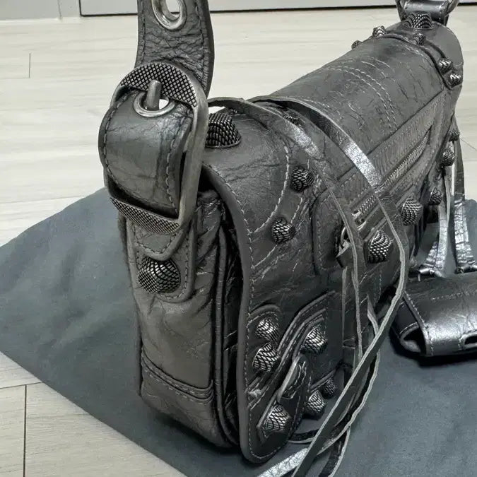 [BUNJANG] OS Le Cagole XS Silver Flap Bag / [OS] 발렌시아가 르 카골 플랩백  (크로스백) XS 실버 글레이