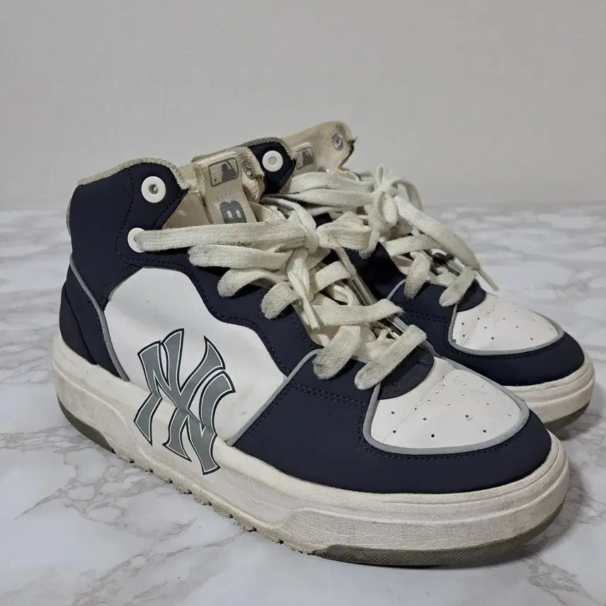 [BUNJANG] MLB Yankees Mid-Top Women's Sneakers / MLB 양키즈 미드탑 여성 운동화 250 (신1014)