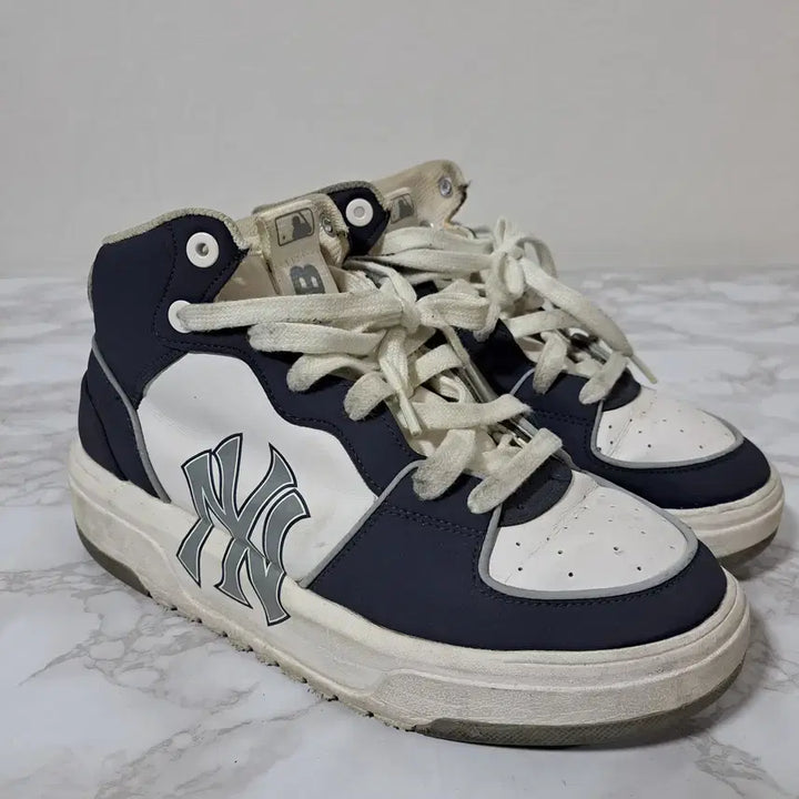 [BUNJANG] MLB Yankees Mid-Top Women's Sneakers / MLB 양키즈 미드탑 여성 운동화 250 (신1014)