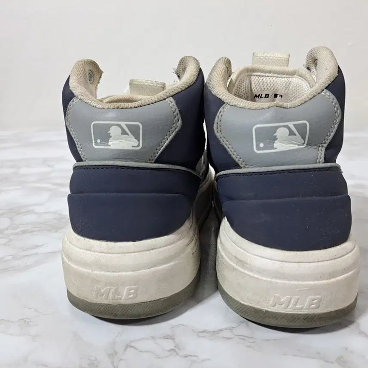 [BUNJANG] MLB Yankees Mid-Top Women's Sneakers / MLB 양키즈 미드탑 여성 운동화 250 (신1014)