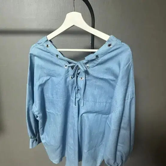 [BUNJANG] Unbranded Off-Shoulder Denim Shirt / 오프숄더 스타일 청남방 Free