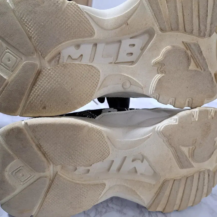 [BUNJANG] MLB New York Yankees Paisley Sneakers / MLB 청키하이 뉴욕양키즈 페이즐리 패턴 스니커즈 250 (신1021)