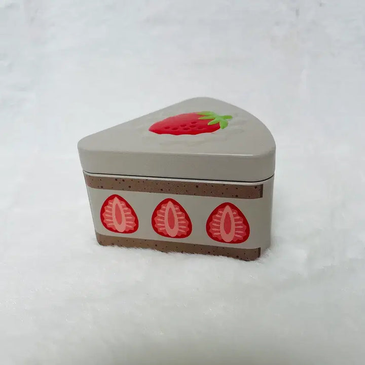 [BUNJANG] Strawberry Chocolate Cake Tin Case / 일본 딸기 초코 케이크 모양 틴케이스