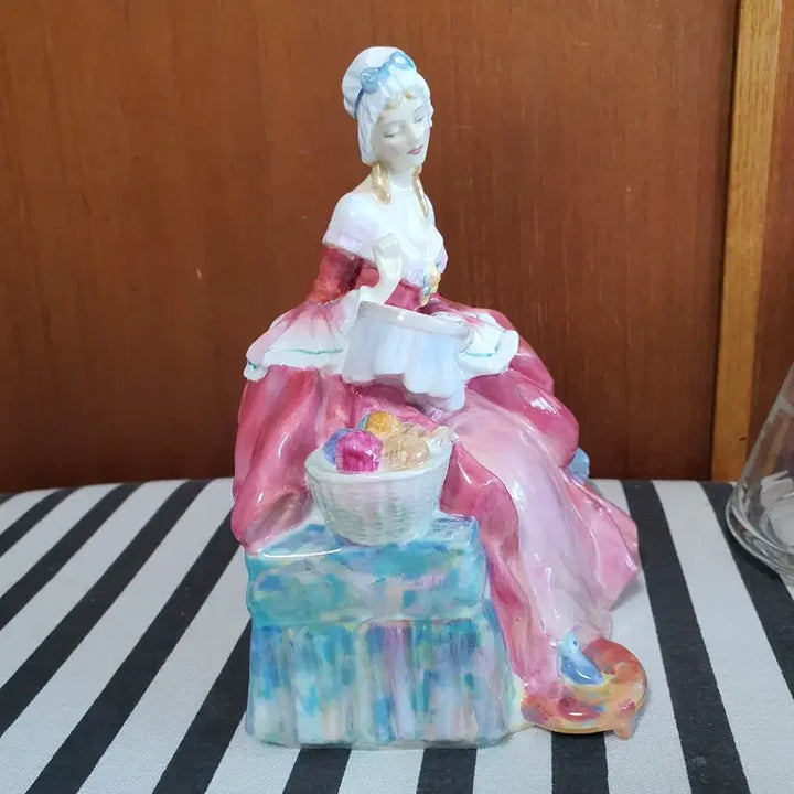 [BUNJANG] Royal Doulton Penelope Figurine / ++로얄덜튼 royal doulton Penelope 페넬로페 도자기인형