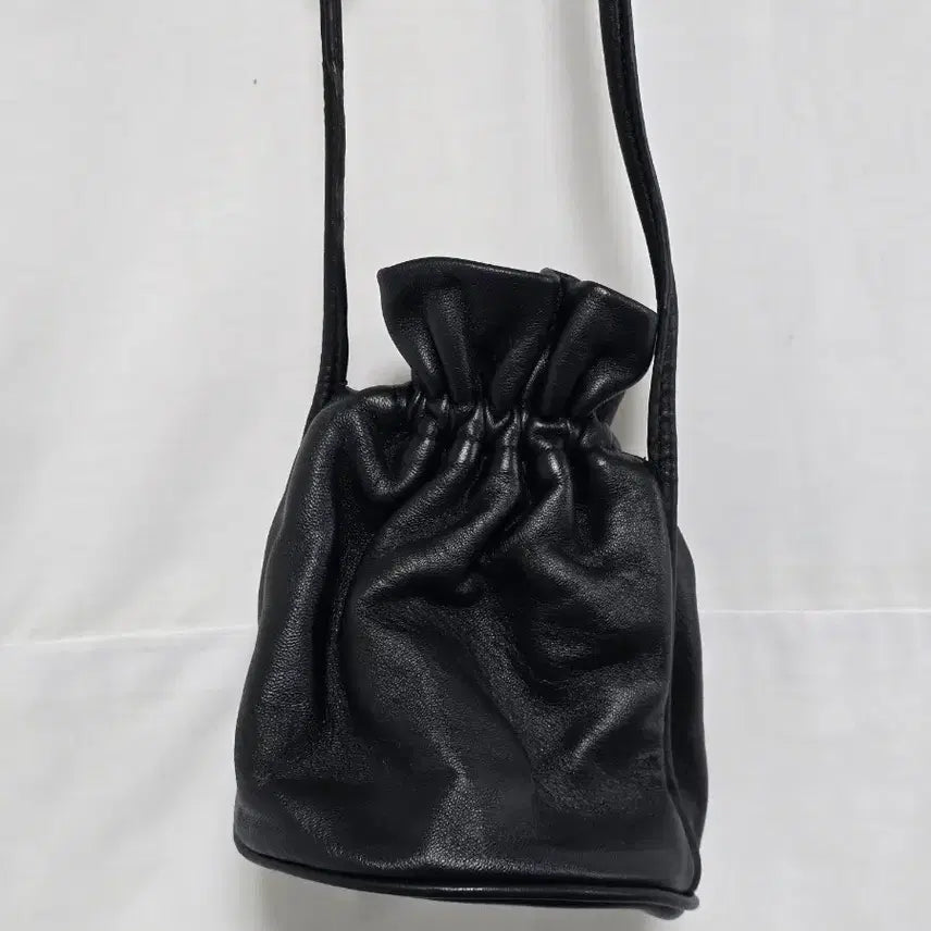 [BUNJANG] Archivepke Black Leather Drawstring Mini Crossbody Bag / 아카이브앱크 블랙 레더 드로스트링 미니크로스백 0114