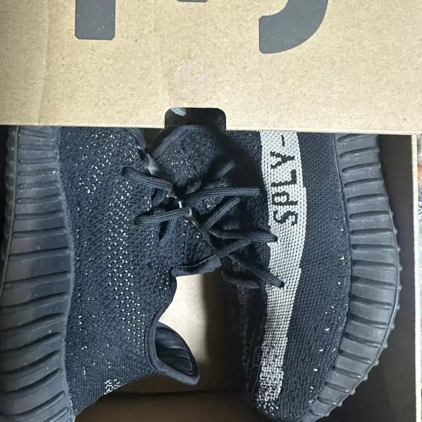 [BUNJANG] Adidas Yeezy Boost 350 V2 Oreo Sneakers / 이지부스트 350 v2 / 오레오 / Uk8