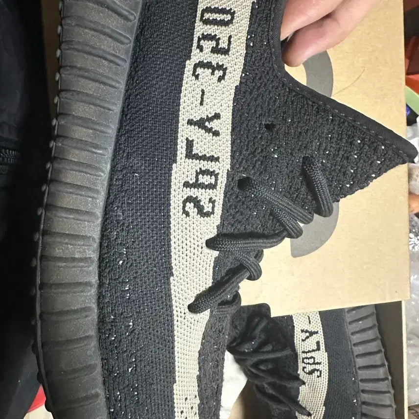 [BUNJANG] Adidas Yeezy Boost 350 V2 Oreo Sneakers / 이지부스트 350 v2 / 오레오 / Uk8