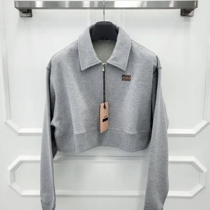 [BUNJANG] Miu Miu Half Zip Crop Sweatshirt MJL070 (M) / 미우미우 하프 지퍼 크롭 스웨트셔츠 MJL070 M 새상품