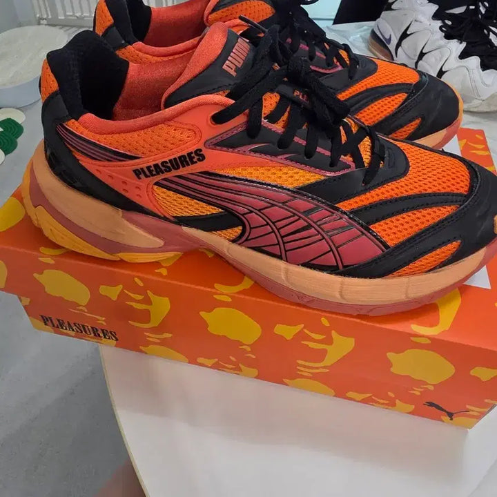 [BUNJANG] Pleasures x Puma Velophasis Re-Lace Red Orange Sneakers / 플레저스 x 푸마 벨로파시스 레이얼스 레드 오렌지 275