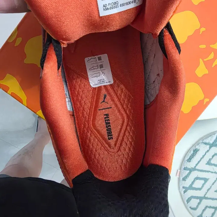 [BUNJANG] Pleasures x Puma Velophasis Re-Lace Red Orange Sneakers / 플레저스 x 푸마 벨로파시스 레이얼스 레드 오렌지 275
