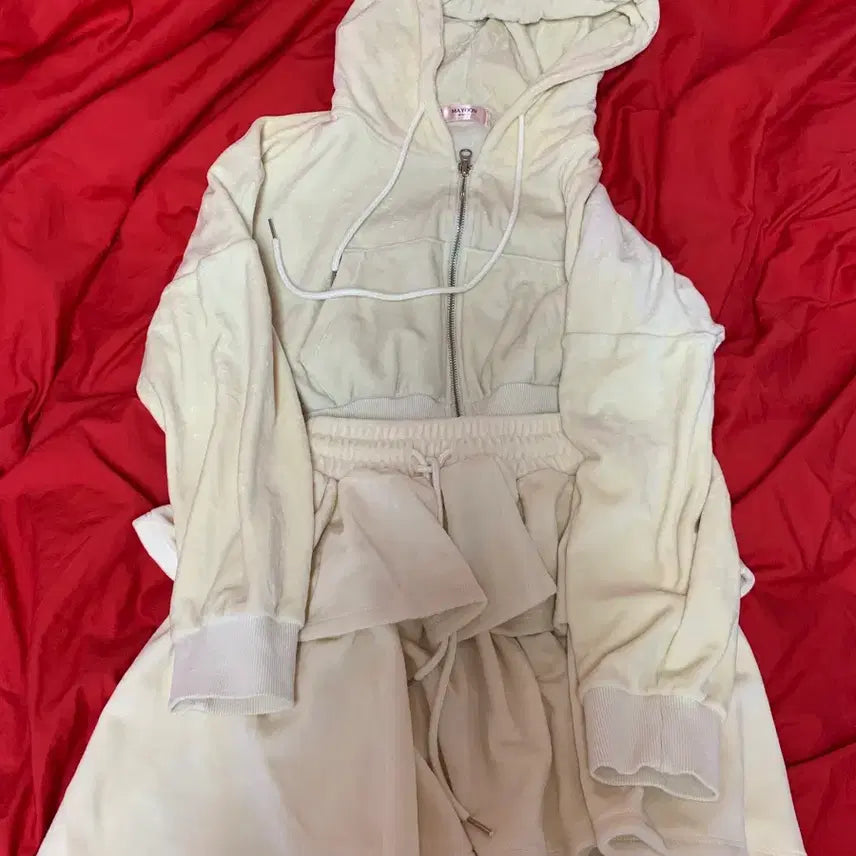 [BUNJANG] Mayyun 2023 Microfiber Cream Crop Hoodie + Ruffle Skirt / 23년 메이윤 극세사 크림 크롭후집+캉캉스커트 판매