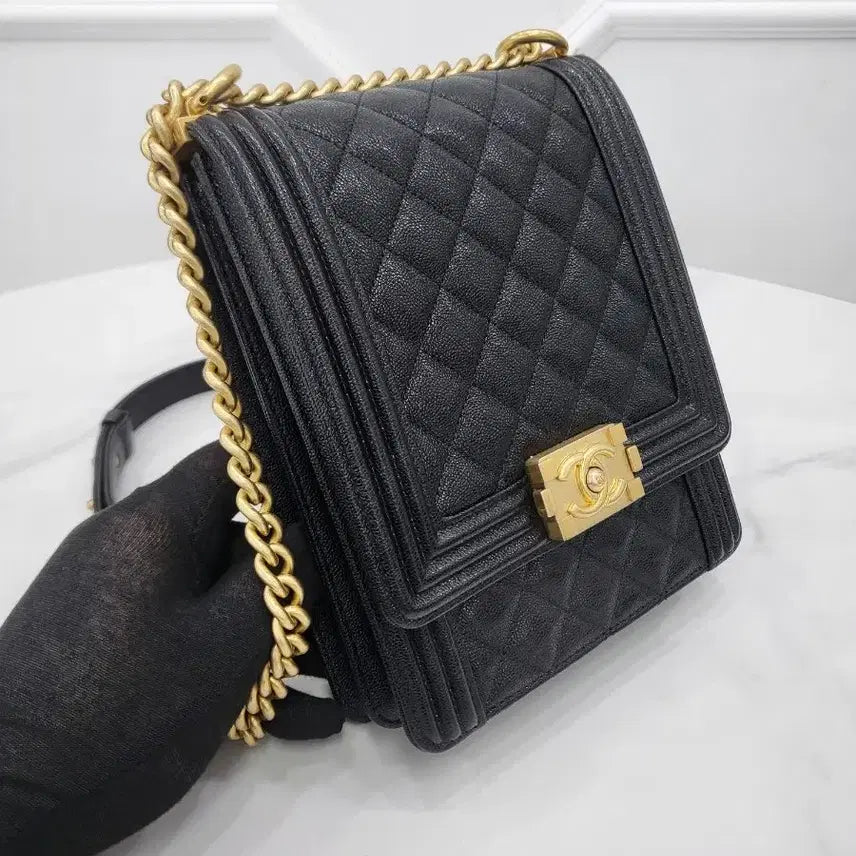 [BUNJANG] Chanel Boy Chanel Flap Bag AS0130 / 샤넬 캐비어 보이샤넬 플랩 금장 체인숄더백 AS0130
