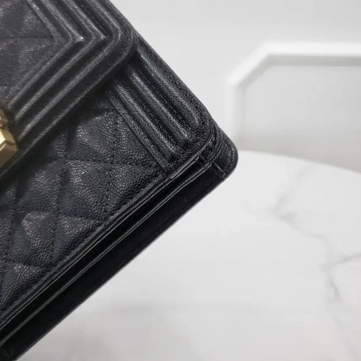 [BUNJANG] Chanel Boy Chanel Flap Bag AS0130 / 샤넬 캐비어 보이샤넬 플랩 금장 체인숄더백 AS0130