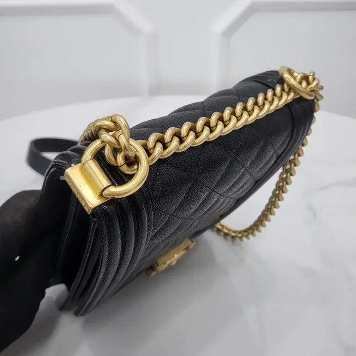 [BUNJANG] Chanel Boy Chanel Flap Bag AS0130 / 샤넬 캐비어 보이샤넬 플랩 금장 체인숄더백 AS0130