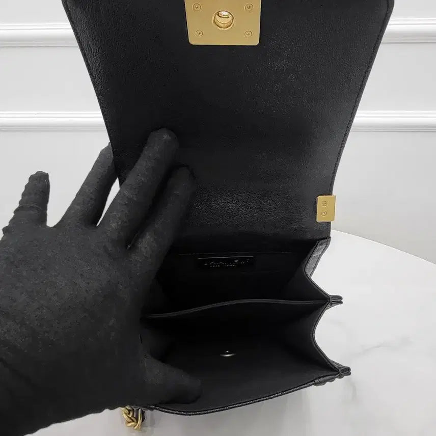 [BUNJANG] Chanel Boy Chanel Flap Bag AS0130 / 샤넬 캐비어 보이샤넬 플랩 금장 체인숄더백 AS0130