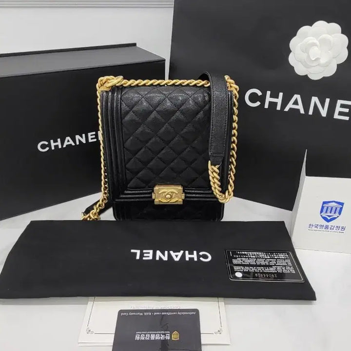 [BUNJANG] Chanel Boy Chanel Flap Bag AS0130 / 샤넬 캐비어 보이샤넬 플랩 금장 체인숄더백 AS0130