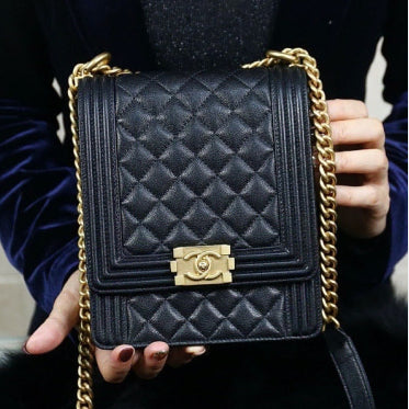[BUNJANG] Chanel Boy Chanel Flap Bag AS0130 / 샤넬 캐비어 보이샤넬 플랩 금장 체인숄더백 AS0130