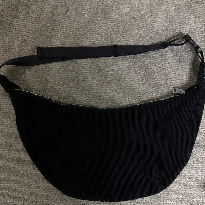 [BUNJANG] Minitmute Clo Waist Large Suede Crossbody Bag / 미닛뮤트 클로 웨이스트 라지 스웨이드 블랙