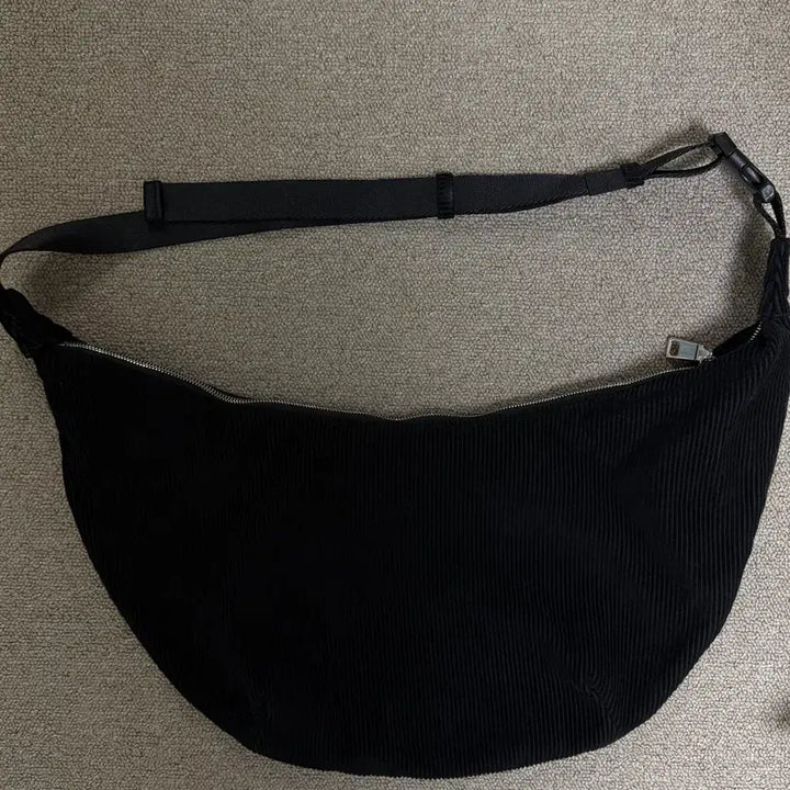 [BUNJANG] Minitmute Clo Waist Large Suede Crossbody Bag / 미닛뮤트 클로 웨이스트 라지 스웨이드 블랙
