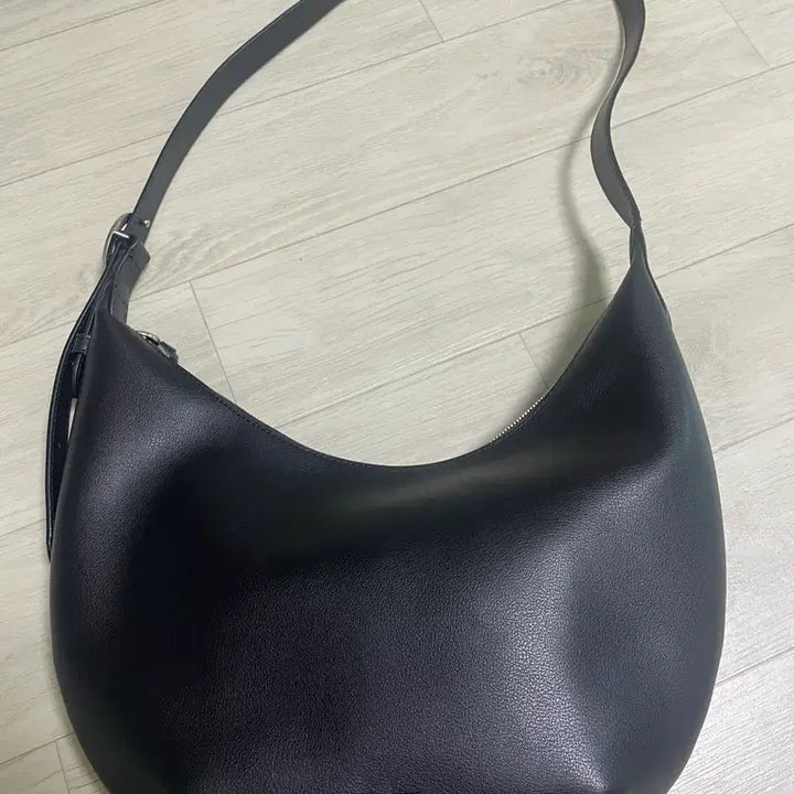 [BUNJANG] Oryany Leather Half Moon Crossbody Bag / 새상품] 오야니 가죽 하프문백 여성크로스백