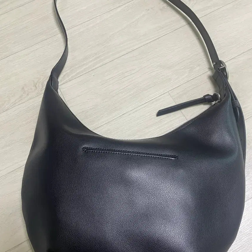 [BUNJANG] Oryany Leather Half Moon Crossbody Bag / 새상품] 오야니 가죽 하프문백 여성크로스백