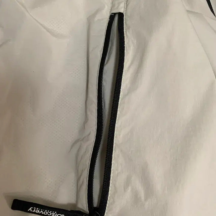 [BUNJANG] Discovery Ivory Windbreaker Jacket / L 디스커버리 바람막이 아이보리 봄 자켓