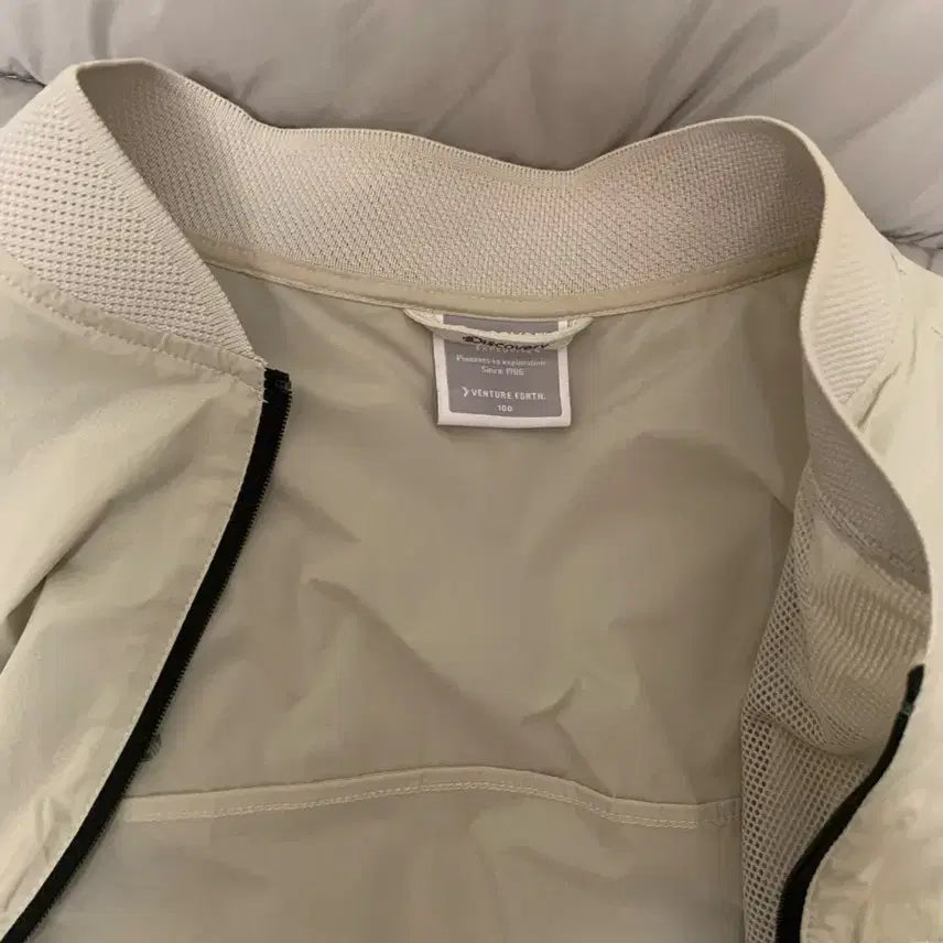 [BUNJANG] Discovery Ivory Windbreaker Jacket / L 디스커버리 바람막이 아이보리 봄 자켓