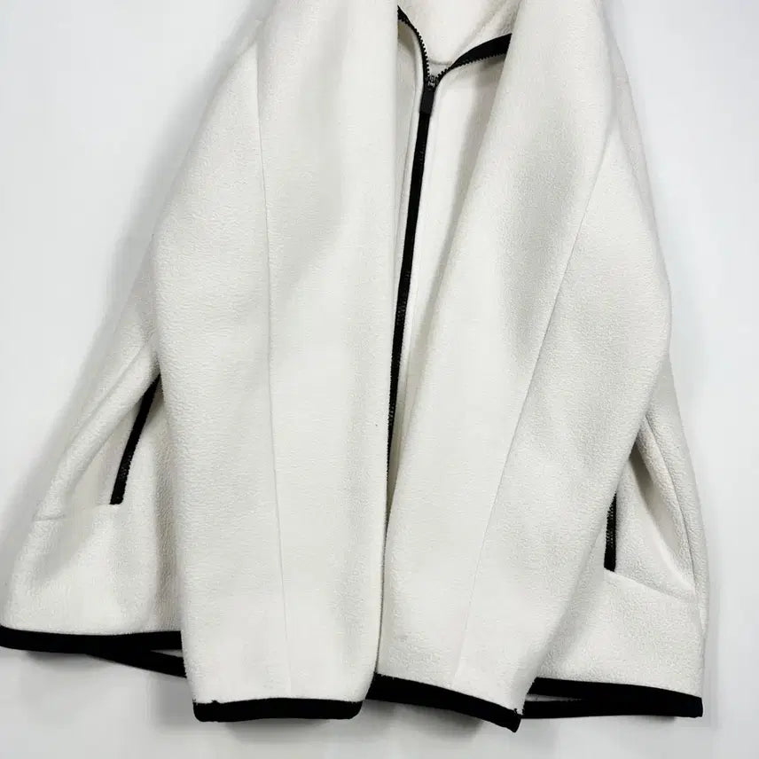 [BUNJANG] Under Armour Logo Loose White Fleece Jacket (XL) / 언더아머 로고 루즈 화이트 후리스 자켓 (XL)