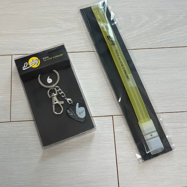 [BUNJANG] DAY6 The Day First Solo Concert Light Stick Keyring Bundle Set / 일괄 데이식스 더데이 피크 키링 야광봉 첫 단독 콘서트