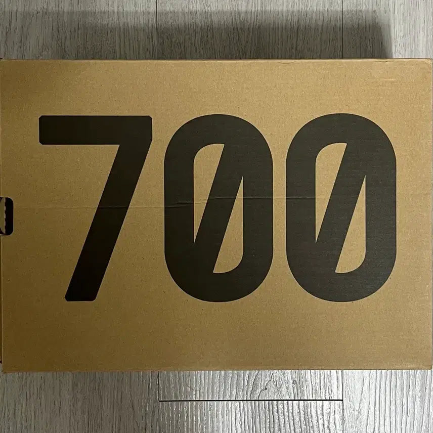 [SOLD OUT] (275) 아디다스 이지부스트 700 아날로그 (새제품)
