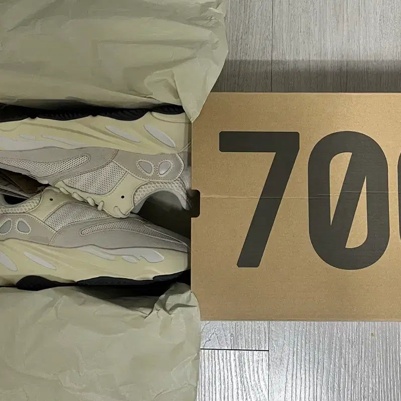 [SOLD OUT] (275) 아디다스 이지부스트 700 아날로그 (새제품)
