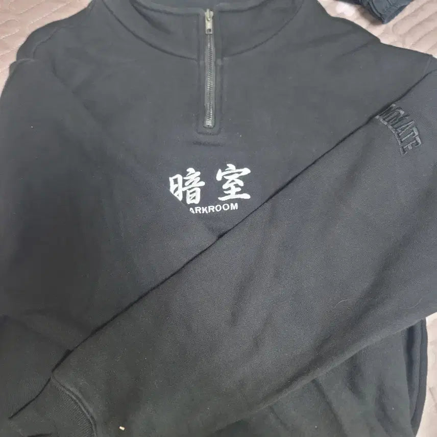 [BUNJANG] Darkroom Studio Quarter Zip Sweatshirt Black / 다크룸 스튜디오 쿼터 집업 스웨트셔츠 블랙