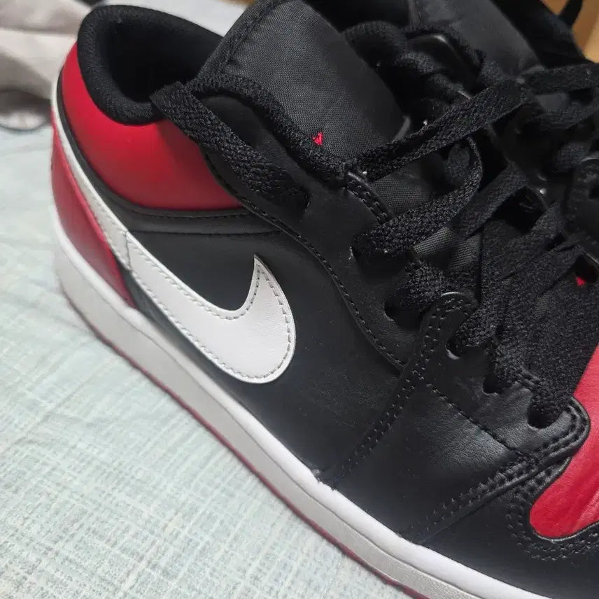 [BUNJANG] Nike Jordan 1 Low White Black Red Sneakers / 나이키정품 조던1 로우 흰빨검 275    나코공홈정품