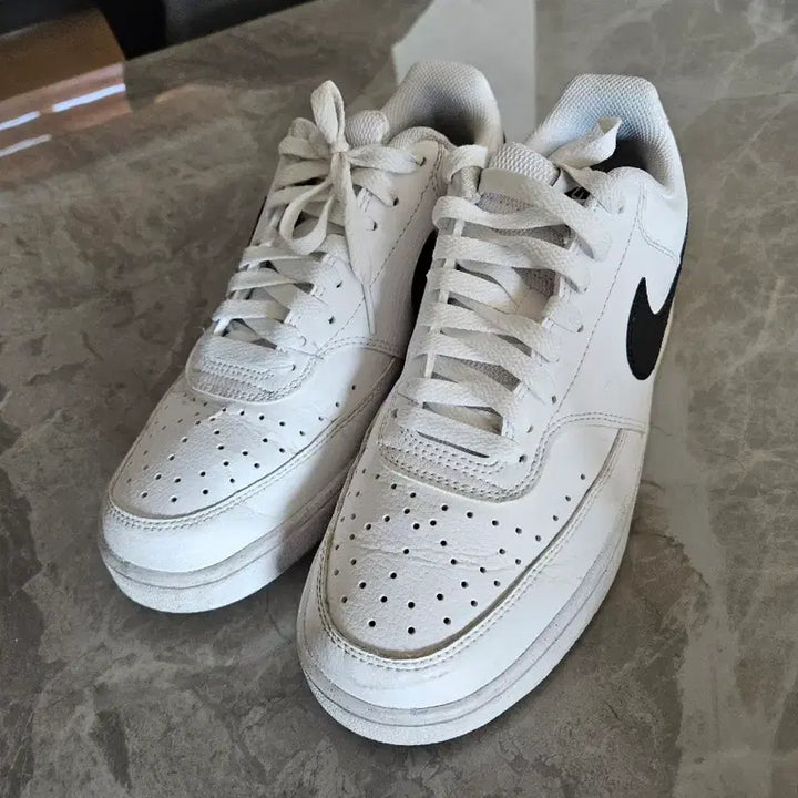 [SOLD OUT] 나이키 코트 비전 로우 흰/검 스니커즈 팔아요(260)