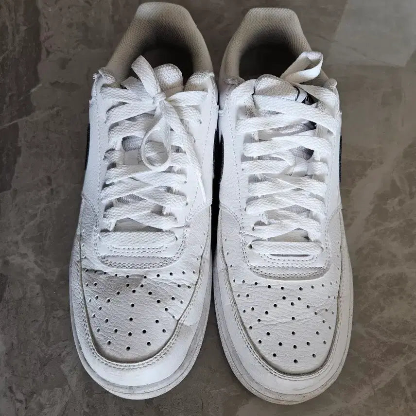 [SOLD OUT] 나이키 코트 비전 로우 흰/검 스니커즈 팔아요(260)