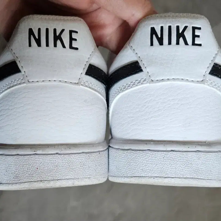 [SOLD OUT] 나이키 코트 비전 로우 흰/검 스니커즈 팔아요(260)