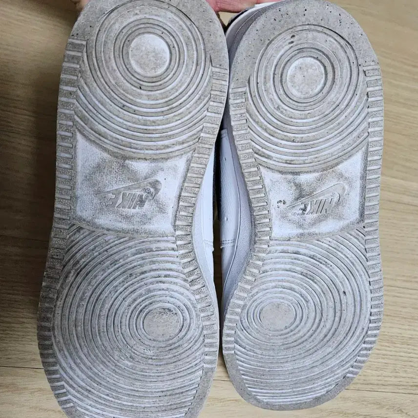 [SOLD OUT] 나이키 코트 비전 로우 흰/검 스니커즈 팔아요(260)