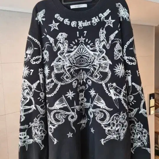 [BUNJANG] Givenchy Printed Sweatshirt (L) / Givenchy의 독특한 프린팅이 돋보이는 맨투맨입니다