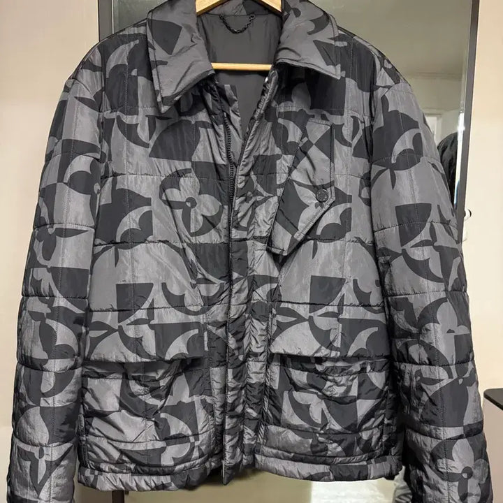 [BUNJANG] Louis Vuitton Monogram Flower Quilted Padded Jacket / 루이비통 모노그램 플라워 퀼팅 패딩자켓 50