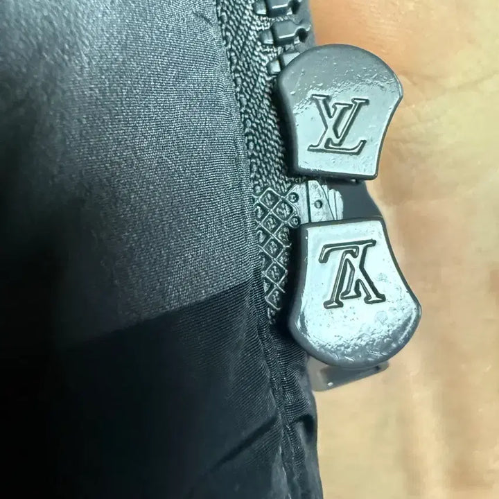 [BUNJANG] Louis Vuitton Monogram Flower Quilted Padded Jacket / 루이비통 모노그램 플라워 퀼팅 패딩자켓 50