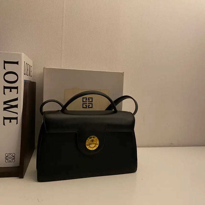 [BUNJANG] Givenchy Vintage Gold Medal Black Shoulder Bag / GIVENCHY / 빈티지 지방시 골드메달 블랙 숄더백 / 투웨이백