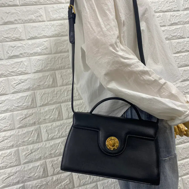 [BUNJANG] Givenchy Vintage Gold Medal Black Shoulder Bag / GIVENCHY / 빈티지 지방시 골드메달 블랙 숄더백 / 투웨이백
