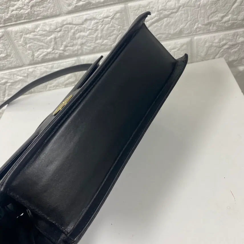 [BUNJANG] Givenchy Vintage Gold Medal Black Shoulder Bag / GIVENCHY / 빈티지 지방시 골드메달 블랙 숄더백 / 투웨이백