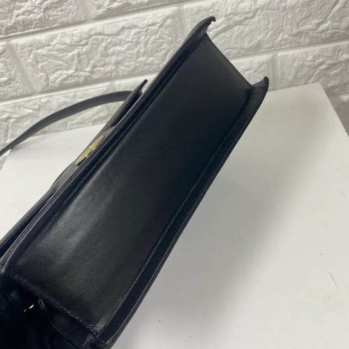 [BUNJANG] Givenchy Vintage Gold Medal Black Shoulder Bag / GIVENCHY / 빈티지 지방시 골드메달 블랙 숄더백 / 투웨이백