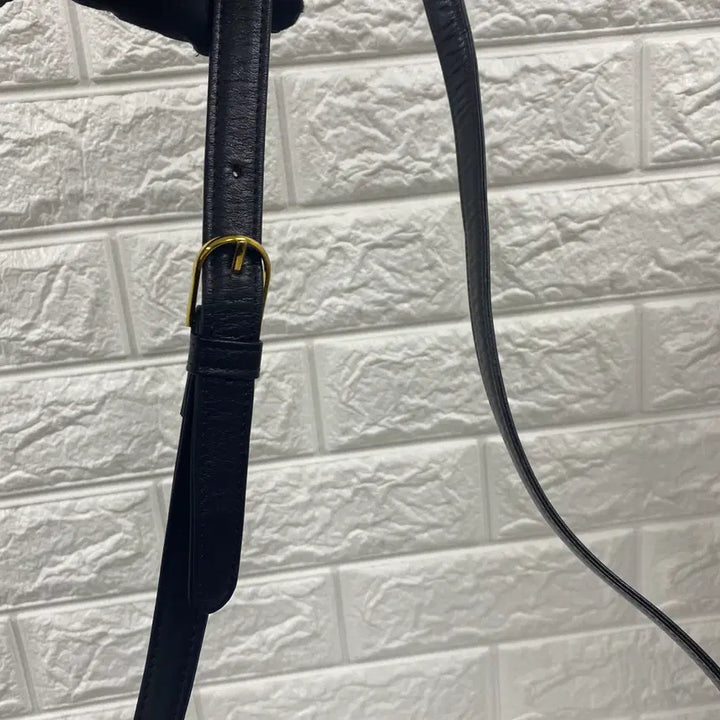 [BUNJANG] Givenchy Vintage Gold Medal Black Shoulder Bag / GIVENCHY / 빈티지 지방시 골드메달 블랙 숄더백 / 투웨이백