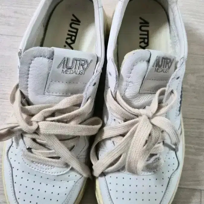 [BUNJANG] Autry Medalist Sneakers / 오트리 메달리스트 38