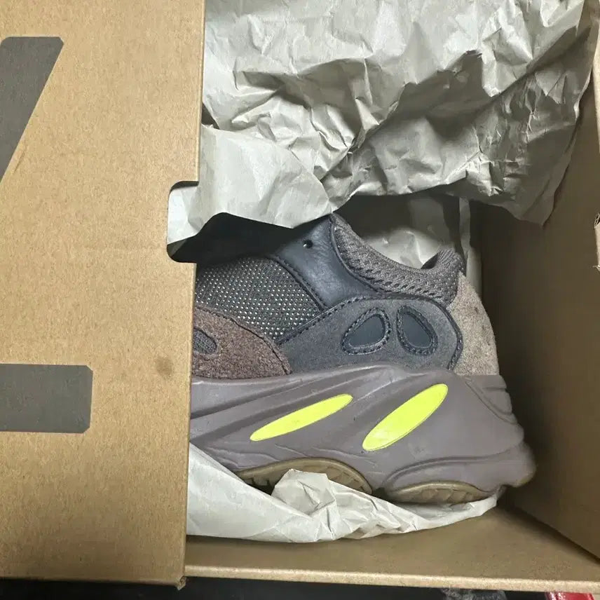 [BUNJANG] Adidas Yeezy Boost 700 V2 'Mauve' Sneakers / 이지부스트 700 v2 / 모브 / us9